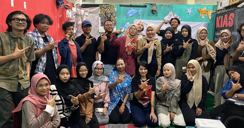 Belajar Menulis Esai, Bersuara melalui Sastra