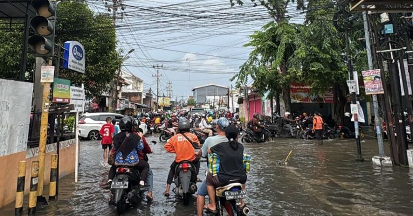 Banjir Menghambat Aktivitas Mahasiswa dan Warga Semarang Timur